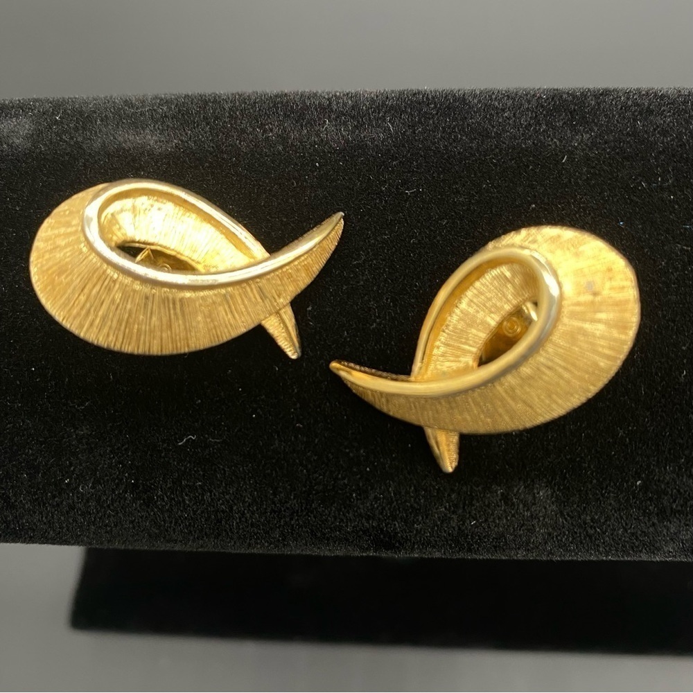 Monet Vintage Gold tone clip on earrings. Mid Century Modernist style. Signed - Picture 5 of 6